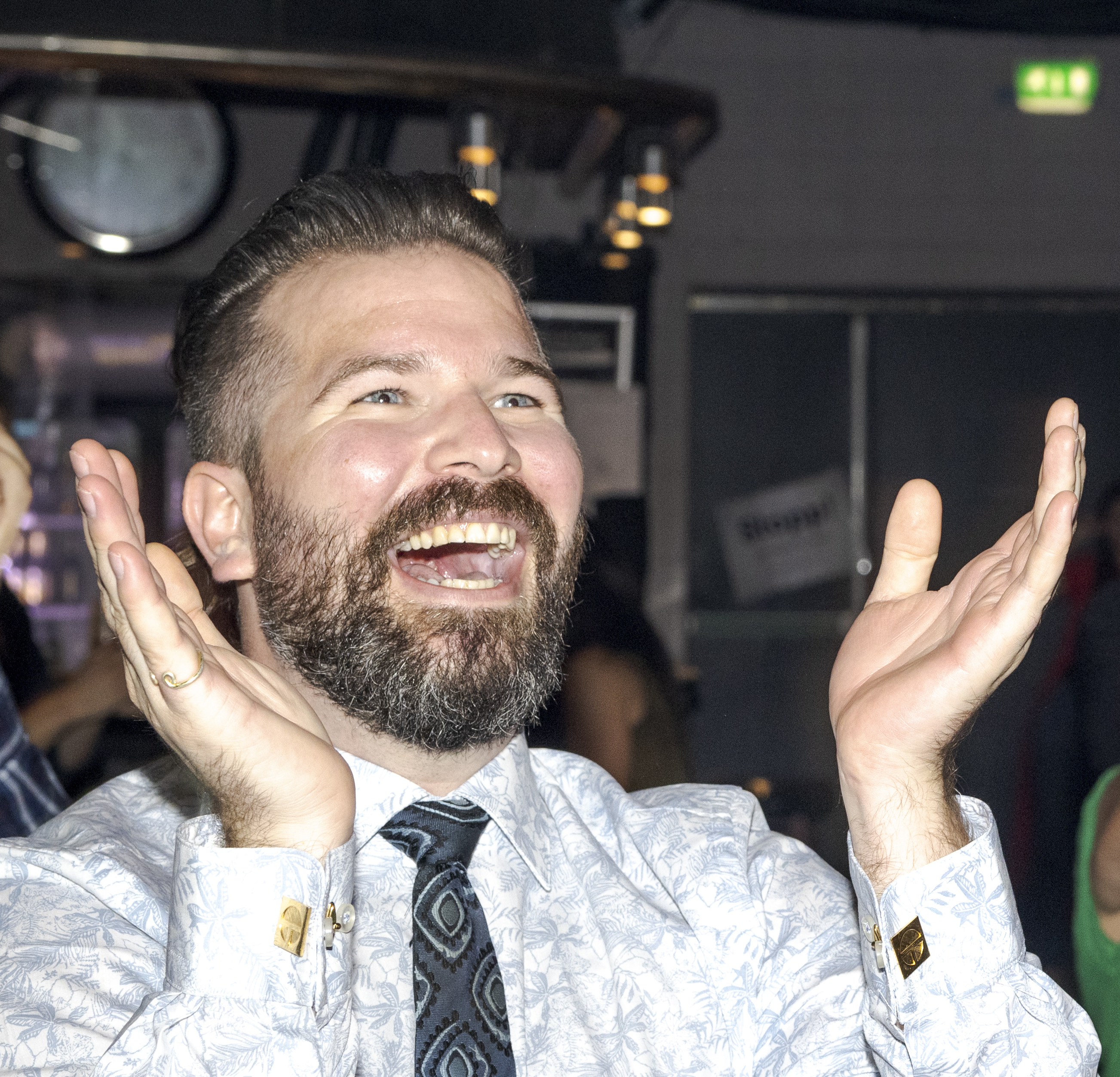 Hvor - ååååmmddHvorfor - om saken eller bildet. Hvem - alle fra venstre.